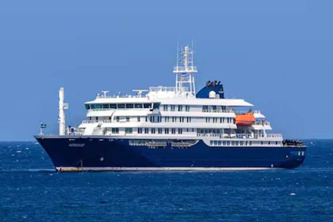 Crucero de expedición en el océano Atlántico con fondo de icebergs