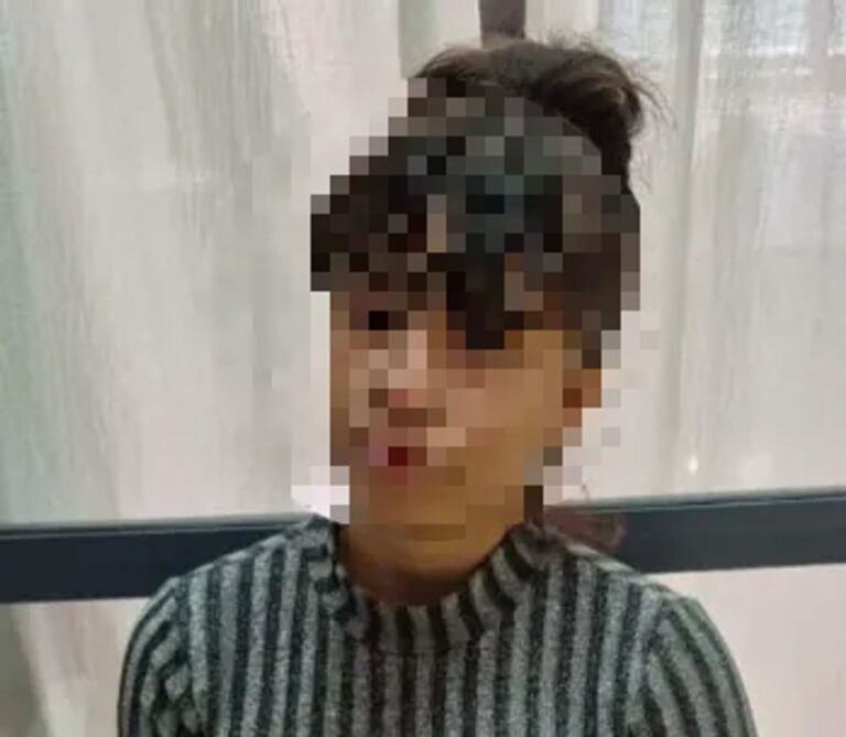 Fotografía de la menor desaparecida Victoria, de 15 años, con cabello largo negro y ondulado