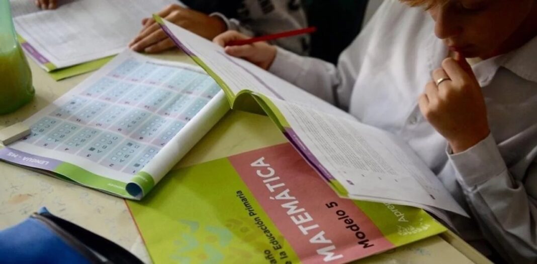 Estudiantes realizando una prueba Aprender en un aula de Chubut