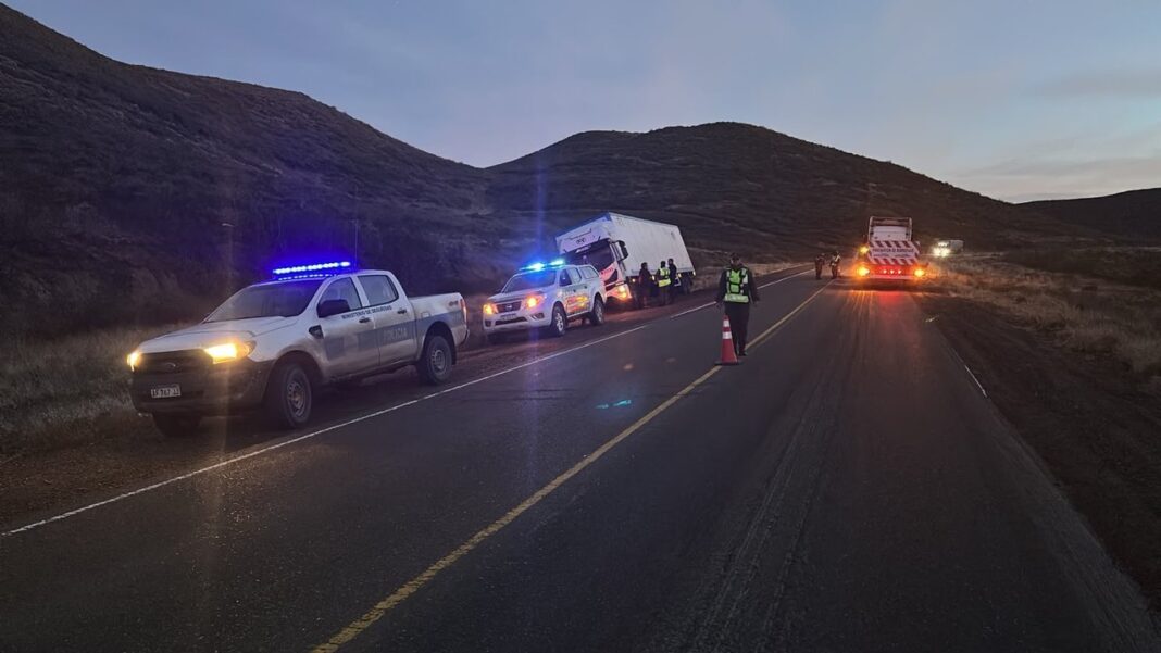 Camión de correo OCA despistado en banquina barrosa en Ruta Nacional 3, Comodoro Rivadavia