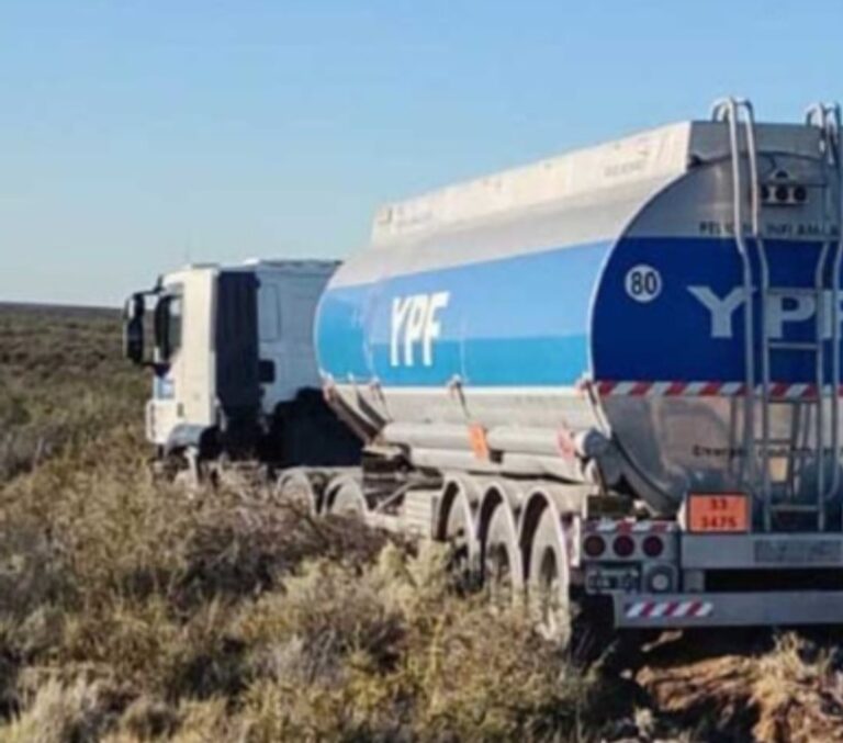 Camión cisterna detenido sobre un tajamar en la Ruta Nacional N° 3 de Chubut