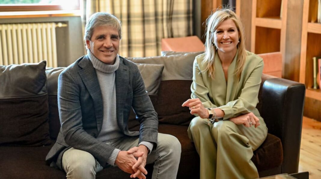 Luis Caputo y la reina Máxima durante el Foro Llao Llao en Bariloche