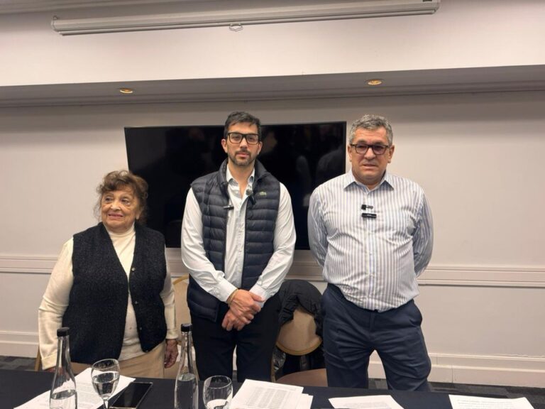 Conferencia de prensa de MR sobre la licitación del transporte en Comodoro Rivadavia