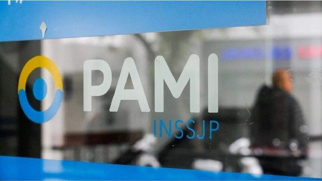 Fachada de una clínica privada en la Patagonia con cartel de PAMI