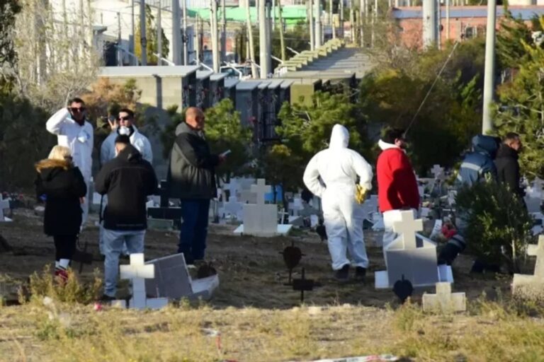 Excavaciones en el Cementerio Oeste de Comodoro Rivadavia por el caso Iván Torres