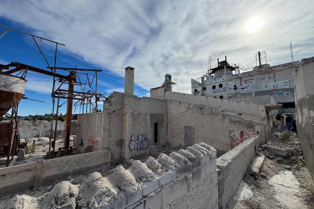 Máquinas trabajando en la demolición de la calera abandonada en el barrio Corradi de Trelew