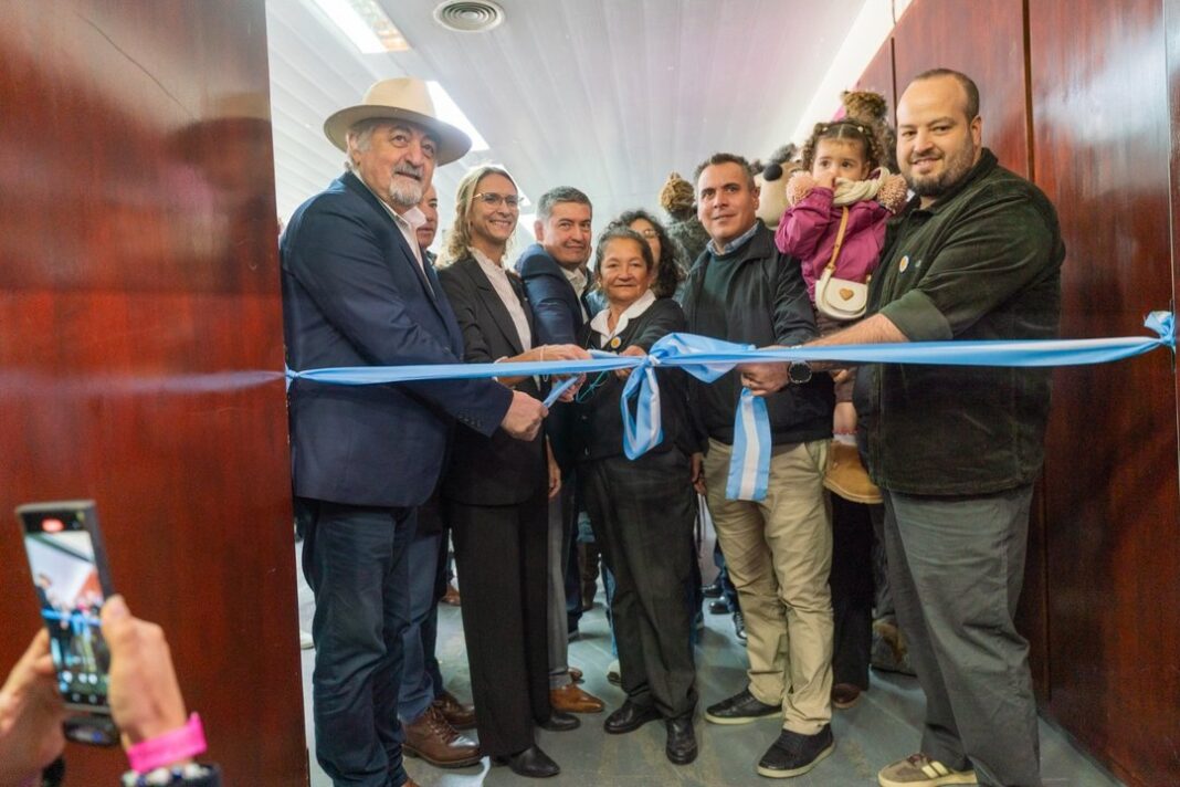 Vista del Festín de Sabores en el Predio Ferial de Comodoro Rivadavia con puestos gastronómicos y visitantes