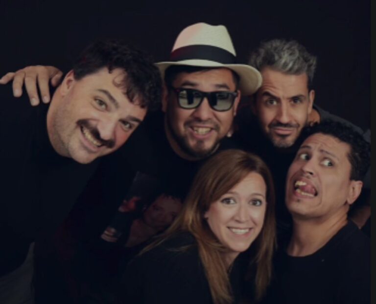 Comodoro Comedy Club en escena durante espectáculo de stand up en Rada Tilly