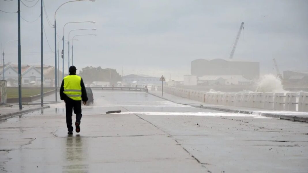 Vista de la costa de Comodoro Rivadavia durante un temporal marítimo