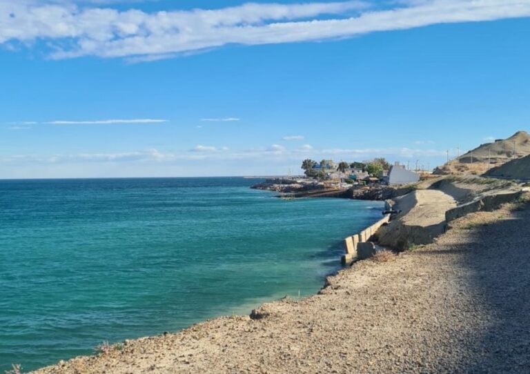 Cielo parcialmente nublado sobre la costa de Comodoro Rivadavia
