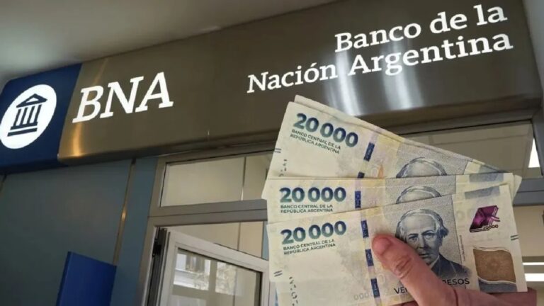 Persona revisando documentos financieros para solicitar un crédito hipotecario en el Banco Nación