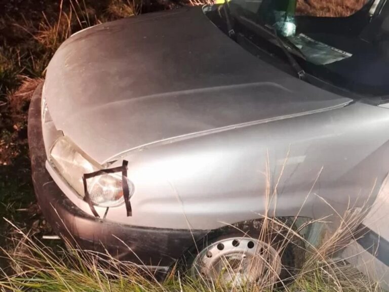 Utilitario volcado en la banquina de la Ruta 3, cerca de Güer Aike