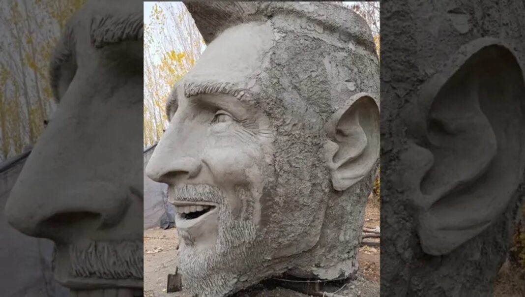 Montaje de estatua de Lionel Messi de 26 metros en Cutral Co