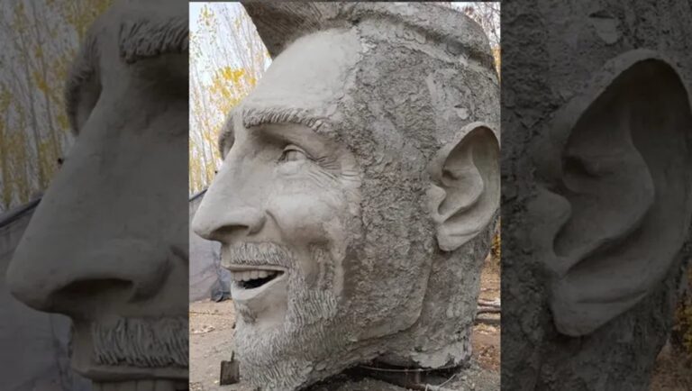 Montaje de estatua de Lionel Messi de 26 metros en Cutral Co