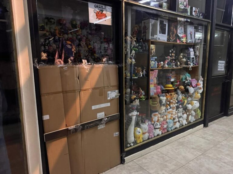 Vidriera rota en galería comercial de Comodoro Rivadavia
