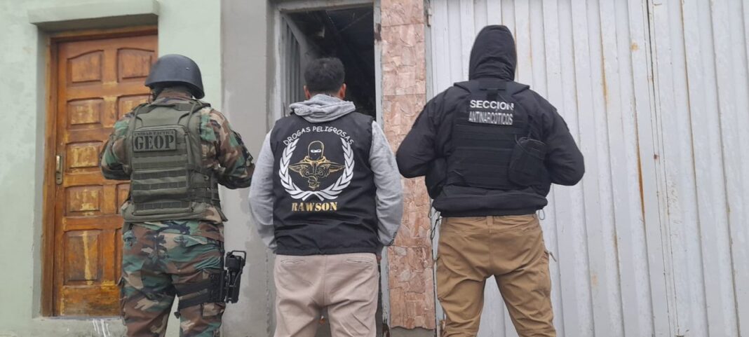 Personal policial durante allanamiento en Rawson por desarticulación de banda narco