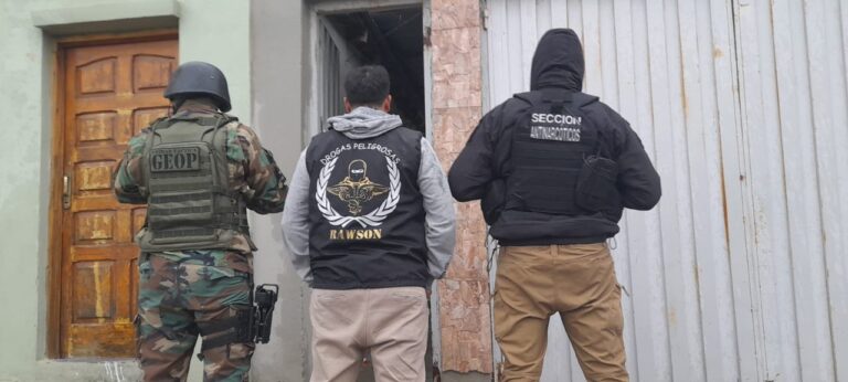 Personal policial durante allanamiento en Rawson por desarticulación de banda narco