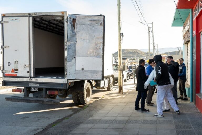 Camión de gran porte descargando carne en un comercio de Comodoro Rivadavia