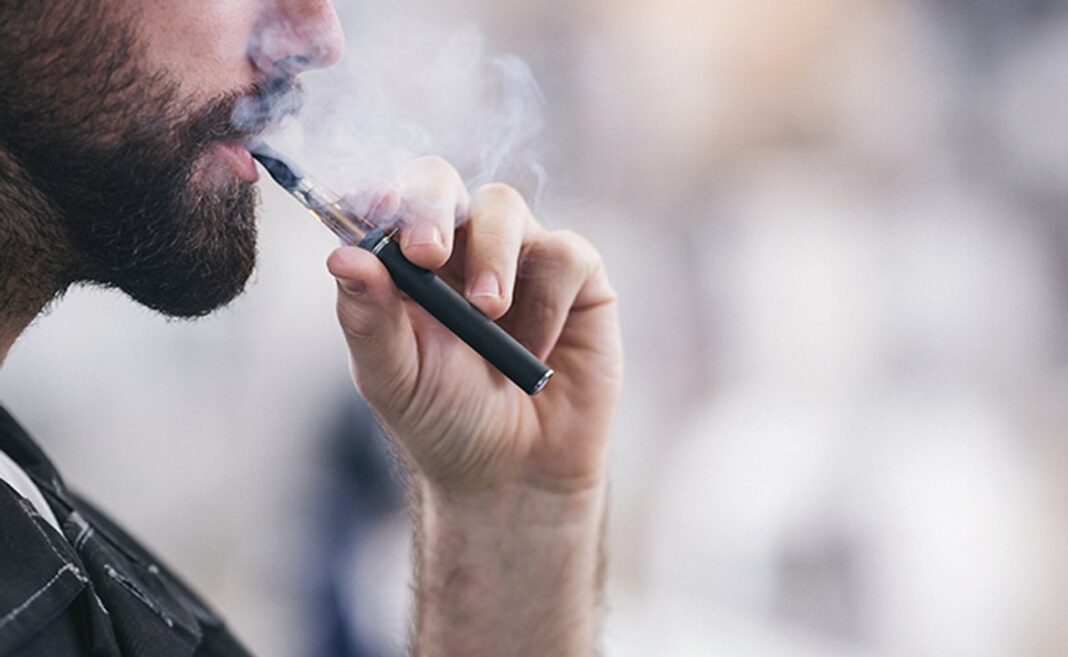 Persona usando un vapeador