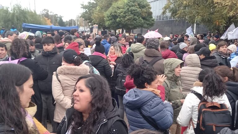 Docentes movilizándose en Rawson frente a la sede de Vialidad Provincial durante la paritaria
