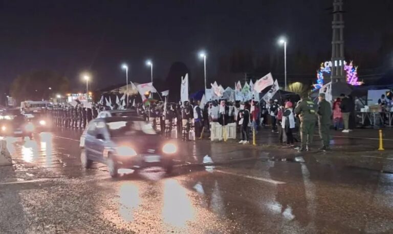 Docentes de Unter protestando en los puentes carreteros entre Neuquén y Cipolletti, con presencia de Gendarmería Nacional