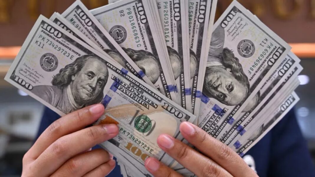 Billetes de dólar y monedas argentinas sobre una mesa