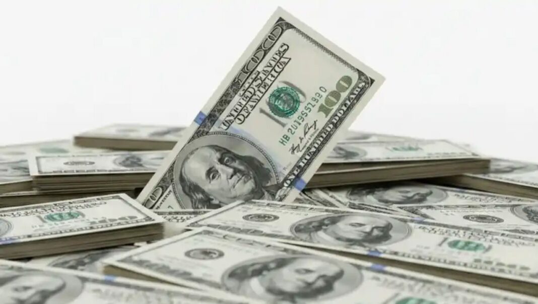 Billetes de dólar estadounidense sobre una mesa