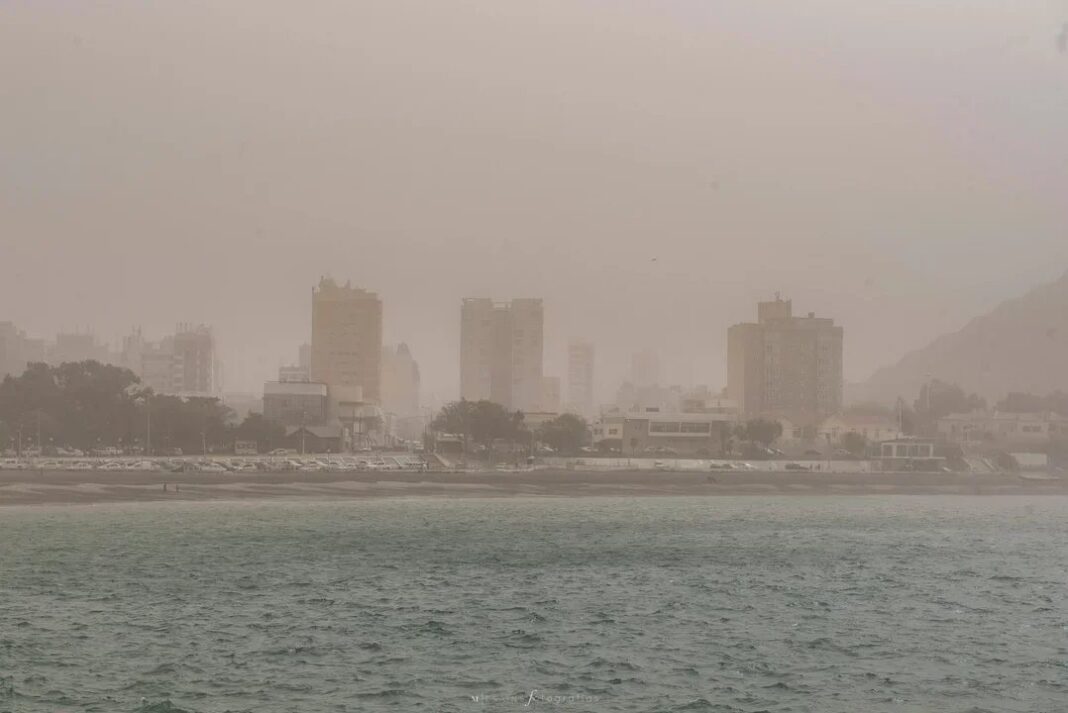 Cielo nublado sobre Comodoro Rivadavia con ráfagas de viento