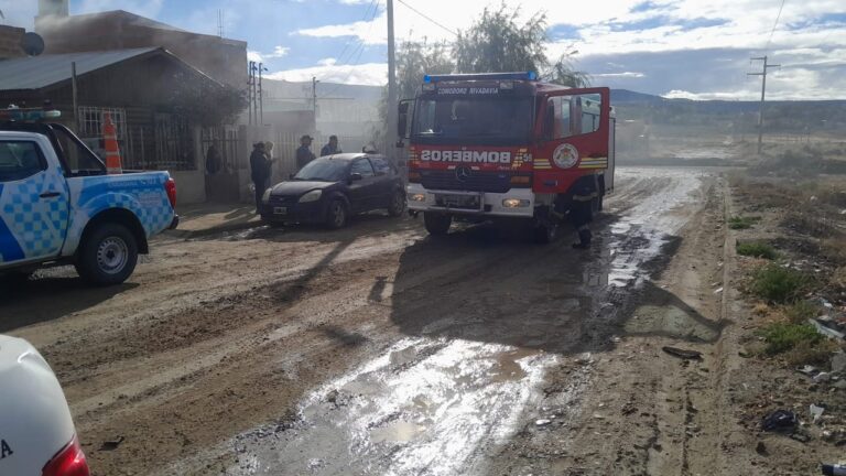Bomberos trabajando en el incendio de una vivienda en Comodoro Rivadavia