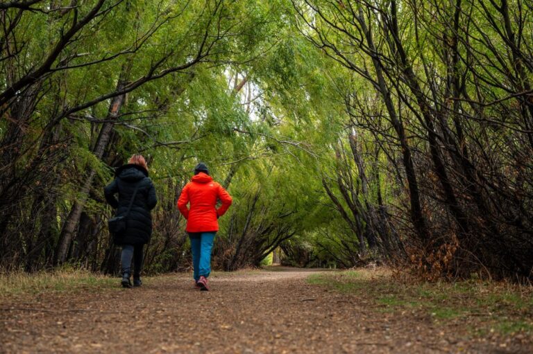 Laura González y Soledad Pérez Gallo en un sendero de Sarmiento