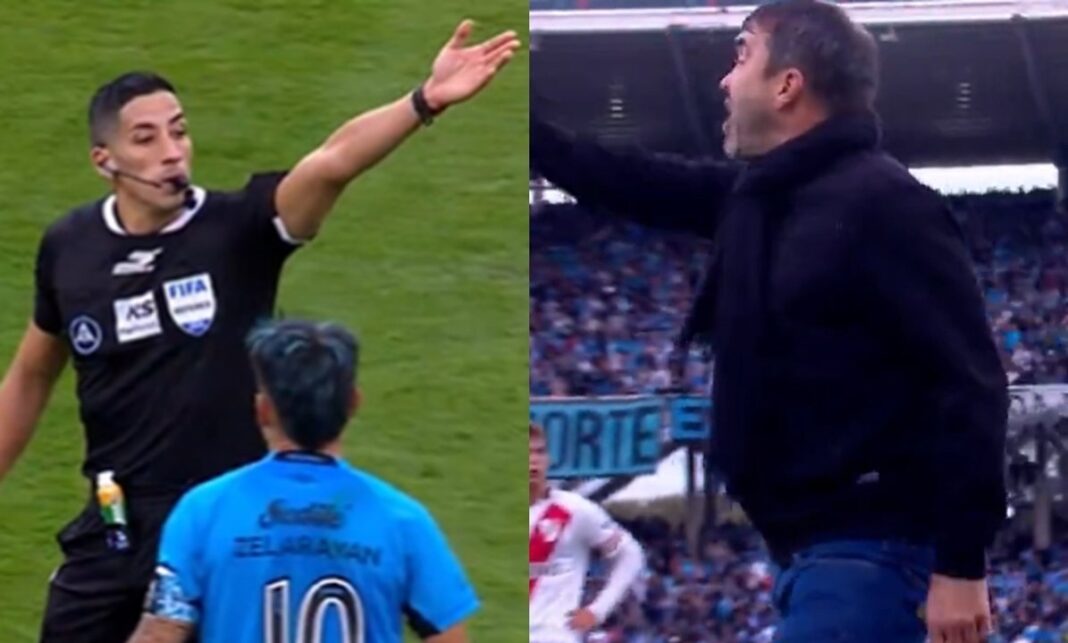 Eduardo Coudet gesticula durante la final del Torneo Apertura 2026 en el estadio Mario Alberto Kempes