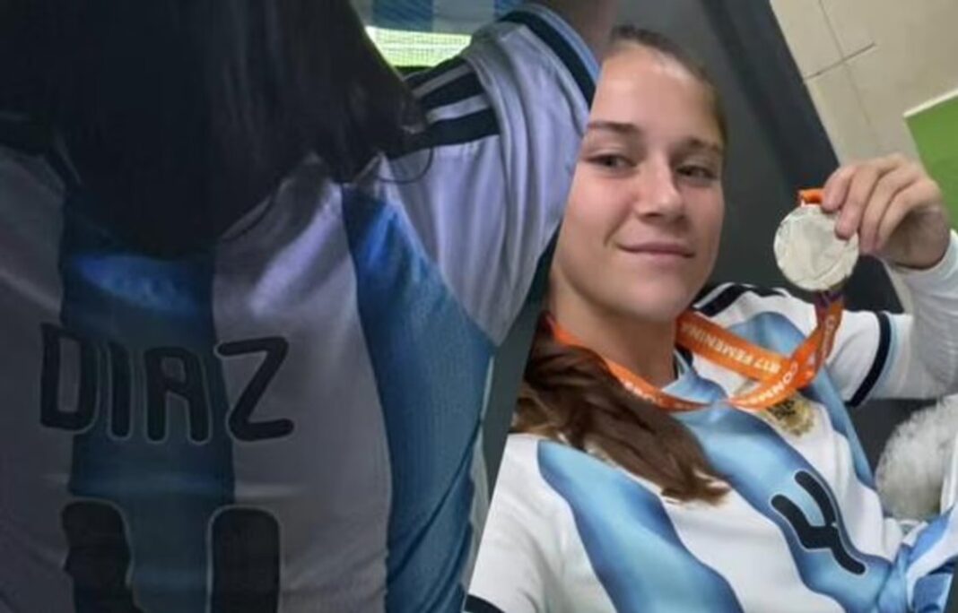 Emma Díaz celebrando la medalla de plata en el Sudamericano Sub-17 de Paraguay