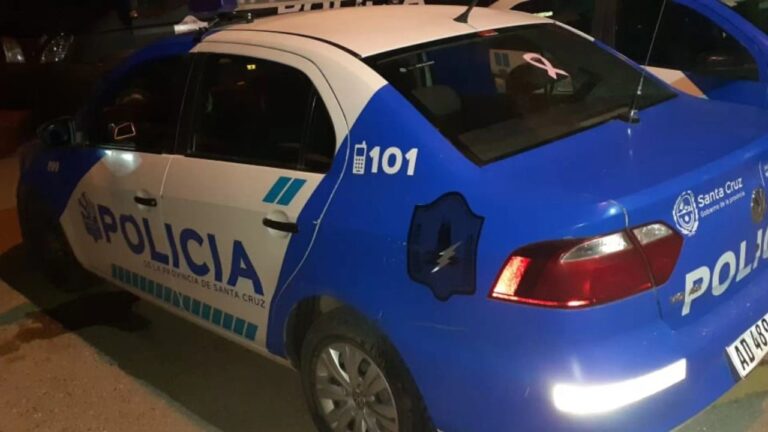 Vehículo oficial del Ministerio de Trabajo de Santa Cruz involucrado en un accidente