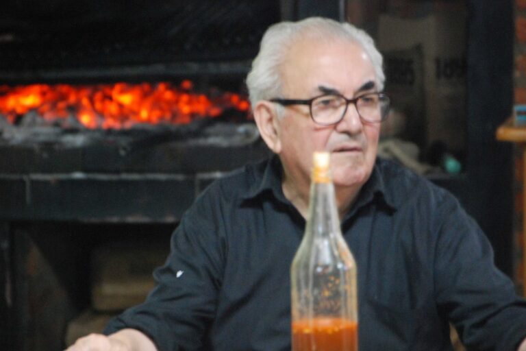 Alberto Delgado en su parrilla de Gobernador Costa
