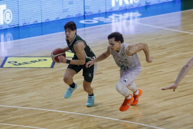 Partido de básquet entre Gimnasia y Ferro en el Socios Fundadores