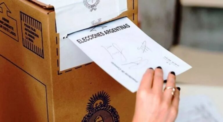 Documentos y urnas electorales en una mesa de la Secretaría Electoral Permanente de Chubut