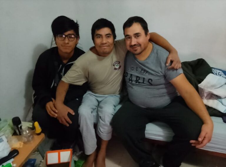 Franco Alvarado en rehabilitación con andador