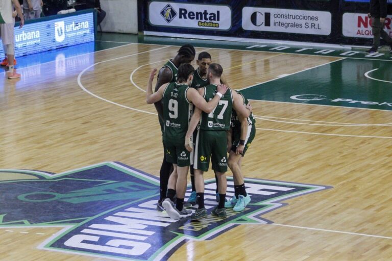 Partido de básquet entre Gimnasia y Ferro en el Estadio Socios Fundadores