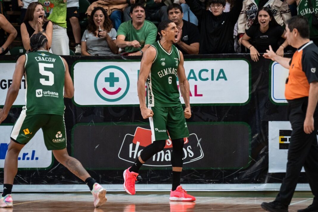 Partido de básquet entre Gimnasia de Comodoro y Ferro Carril Oeste en el Socios Fundadores