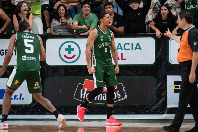 Partido de básquet entre Gimnasia de Comodoro y Ferro Carril Oeste en el Socios Fundadores