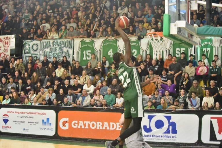 Partido de básquet entre Gimnasia y Ferro en el estadio Socios Fundadores de Comodoro Rivadavia