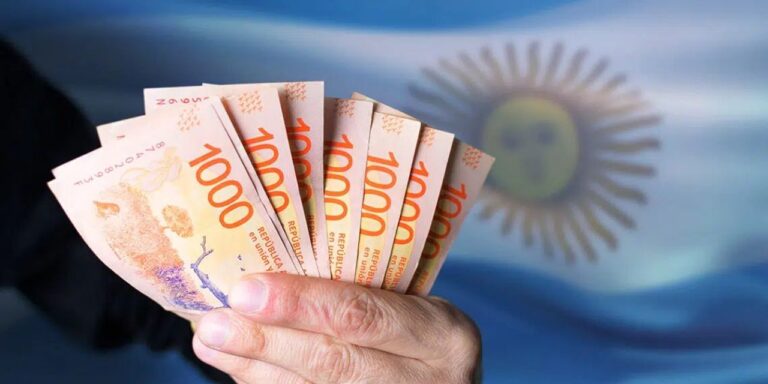 Personas en fila frente a una oficina de ANSES, en el marco del anuncio de reactivación de planes sociales