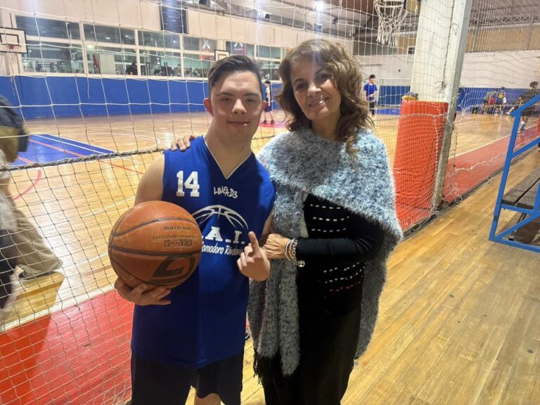 Gonzalo Basulto jugando al básquet con la camiseta de la Selección Argentina