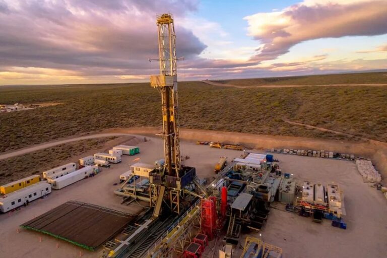 Vista de un yacimiento petrolero en Vaca Muerta con torres de perforación