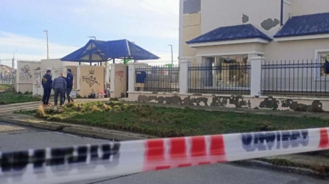 Móvil policial frente a departamentos abandonados en Río Gallegos