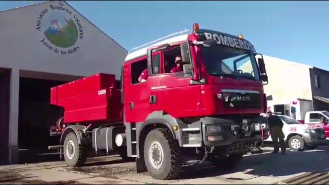 Bomberos trabajando en el incendio de una vivienda en Junín de los Andes