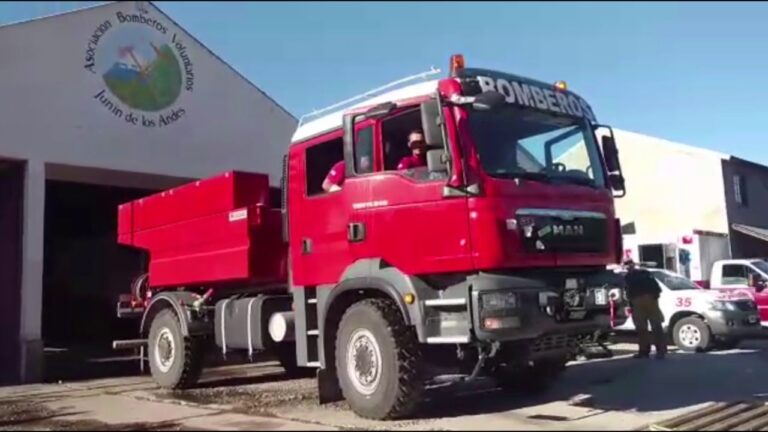 Bomberos trabajando en el incendio de una vivienda en Junín de los Andes