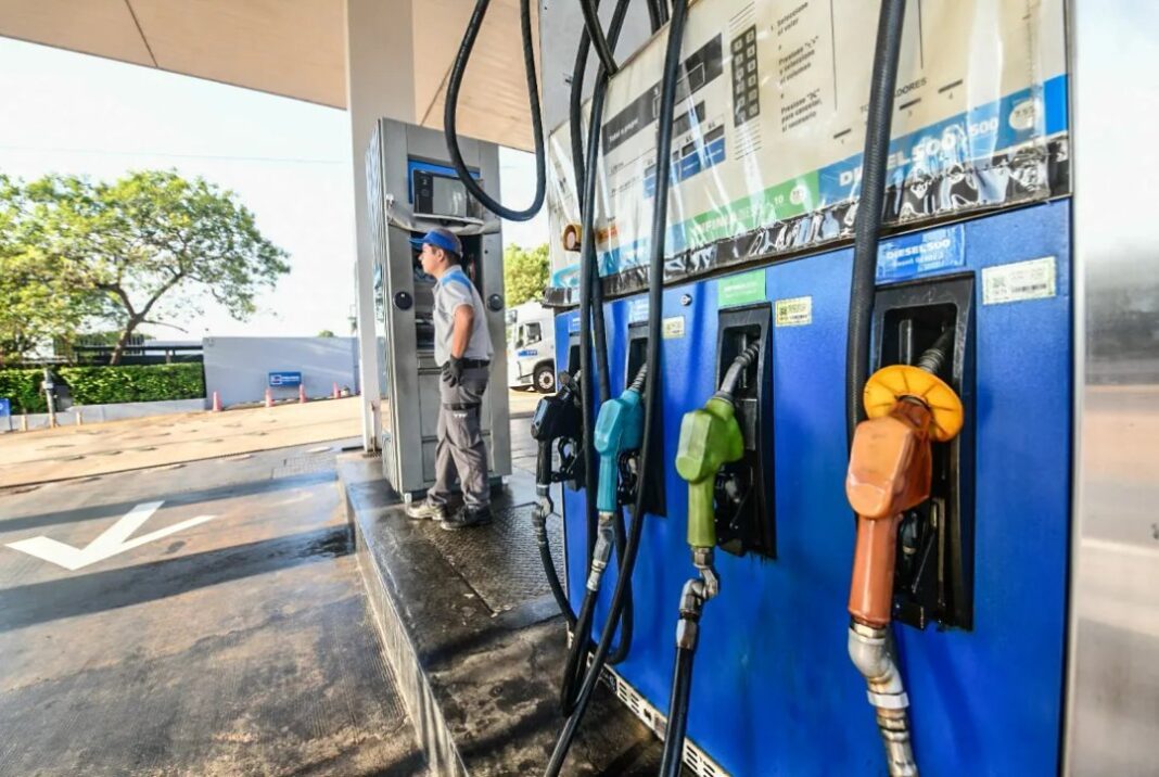 Surtidor de YPF con precios de combustibles visibles