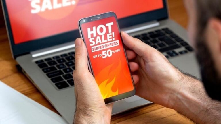 Persona usando un celular para comparar precios durante el Hot Sale 2026