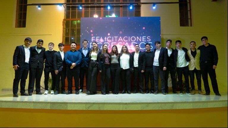 Ceremonia de graduación de la quinta promoción de Técnicos en Petróleo y Gas del IAPG en el Salón del CEPTUR